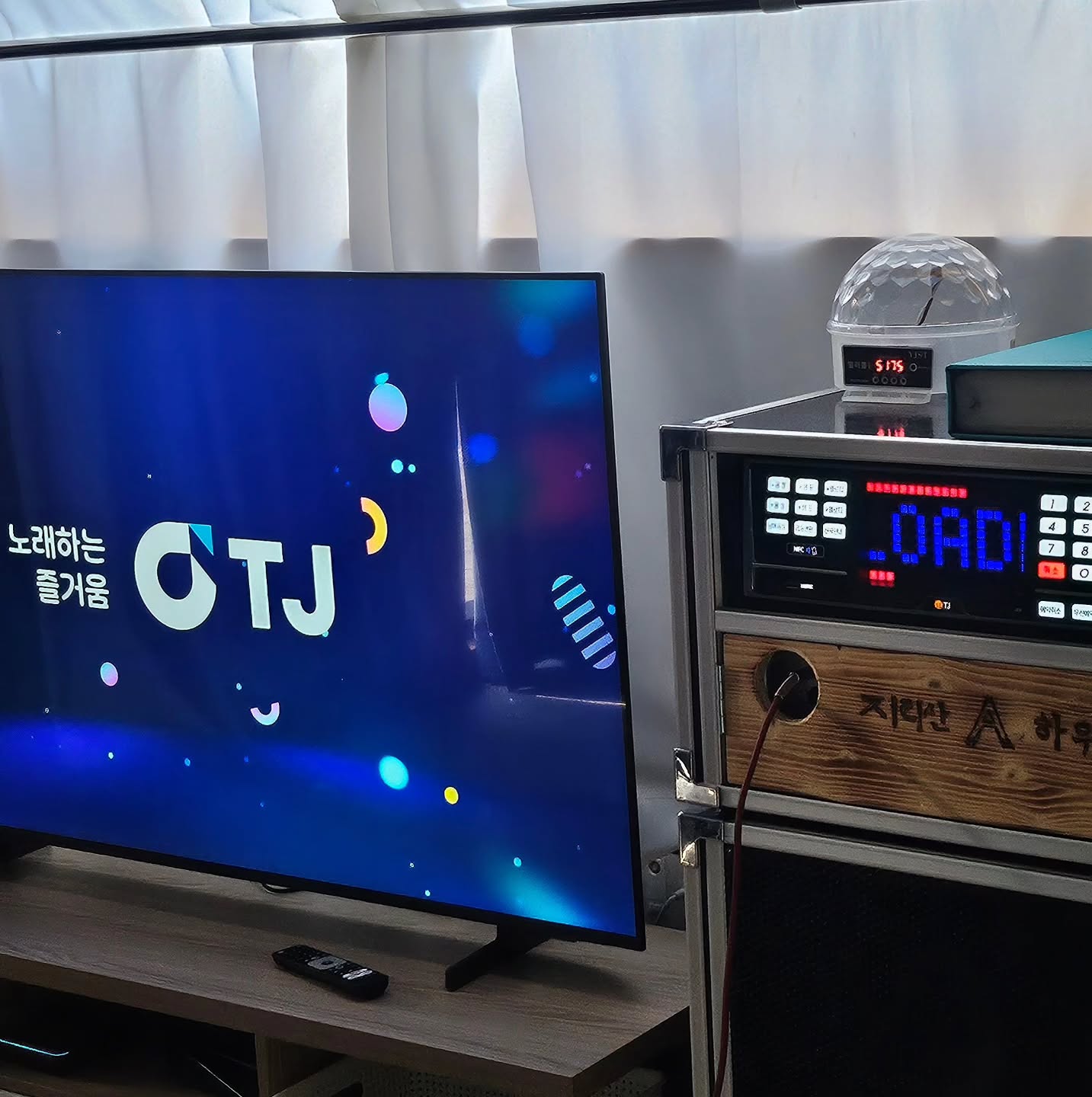 숙소에 마련된 노래방 기기